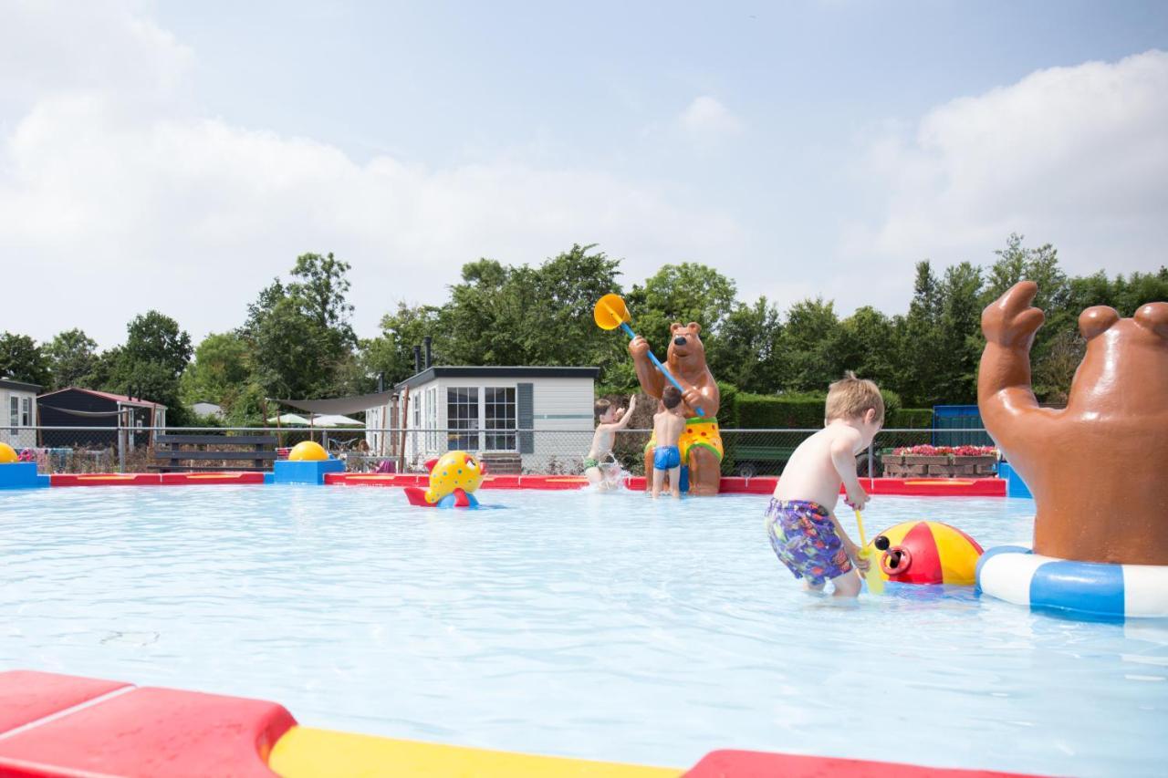 Luxe 5-persoons chalet op familiecamping Baarland Buitenkant foto