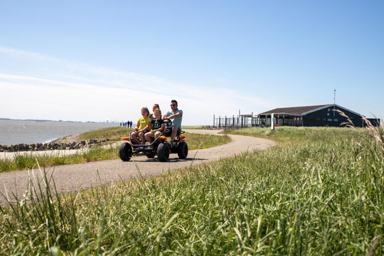 Luxe 5-persoons chalet op familiecamping Baarland Buitenkant foto