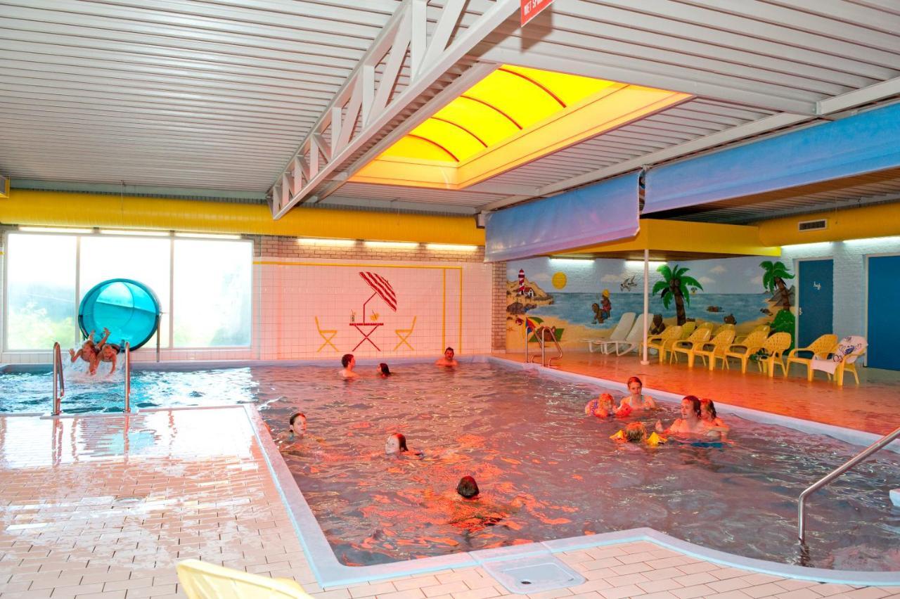 Luxe 5-persoons chalet op familiecamping Baarland Buitenkant foto