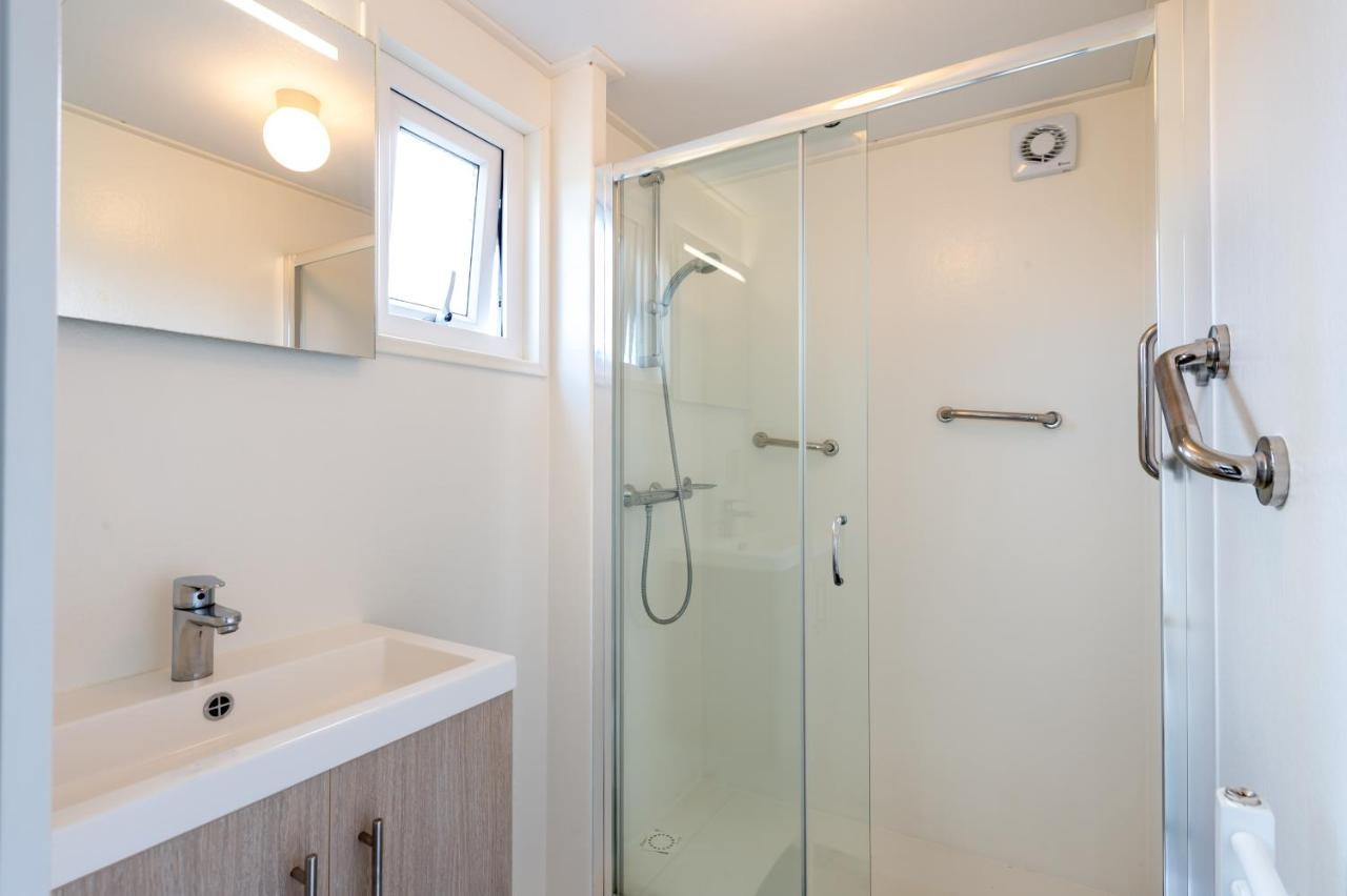 Luxe 5-persoons chalet op familiecamping Baarland Buitenkant foto