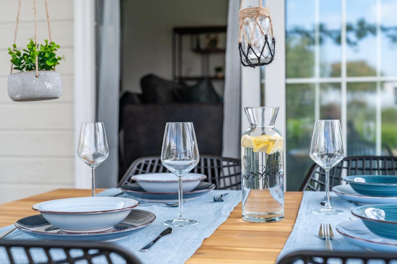Luxe 5-persoons chalet op familiecamping Baarland Buitenkant foto