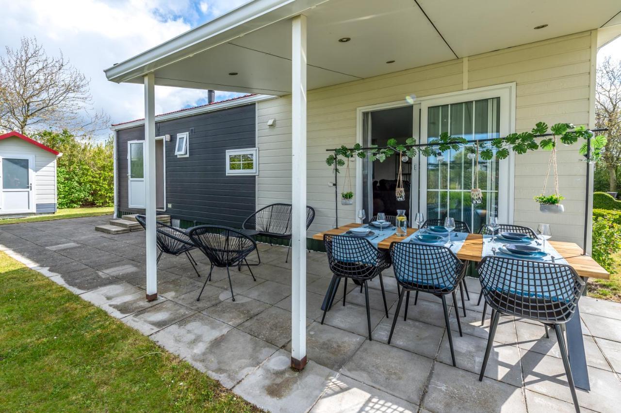 Luxe 5-persoons chalet op familiecamping Baarland Buitenkant foto