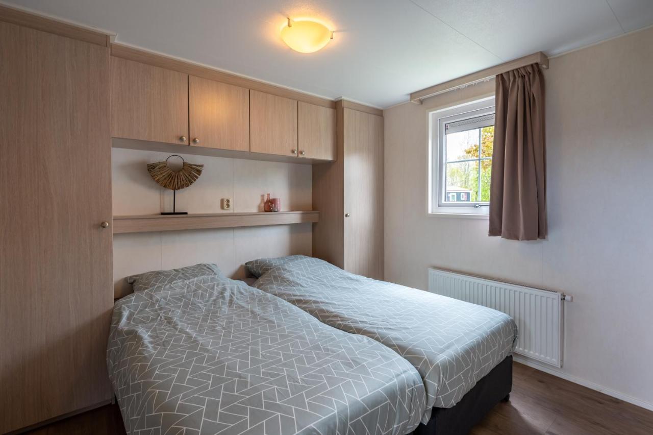 Luxe 5-persoons chalet op familiecamping Baarland Buitenkant foto