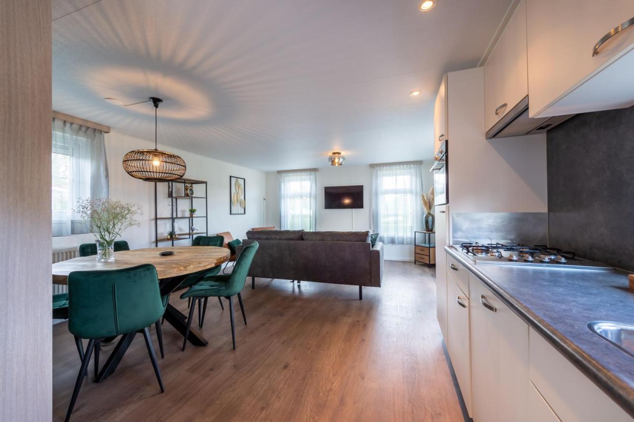 Luxe 5-persoons chalet op familiecamping Baarland Buitenkant foto