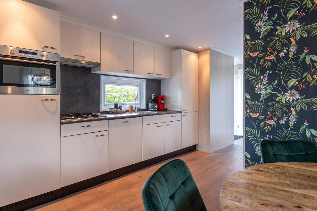 Luxe 5-persoons chalet op familiecamping Baarland Buitenkant foto