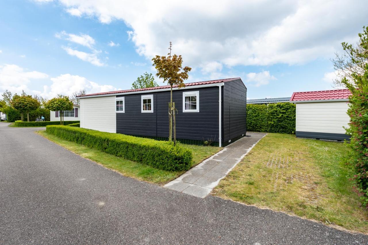 Luxe 5-persoons chalet op familiecamping Baarland Buitenkant foto