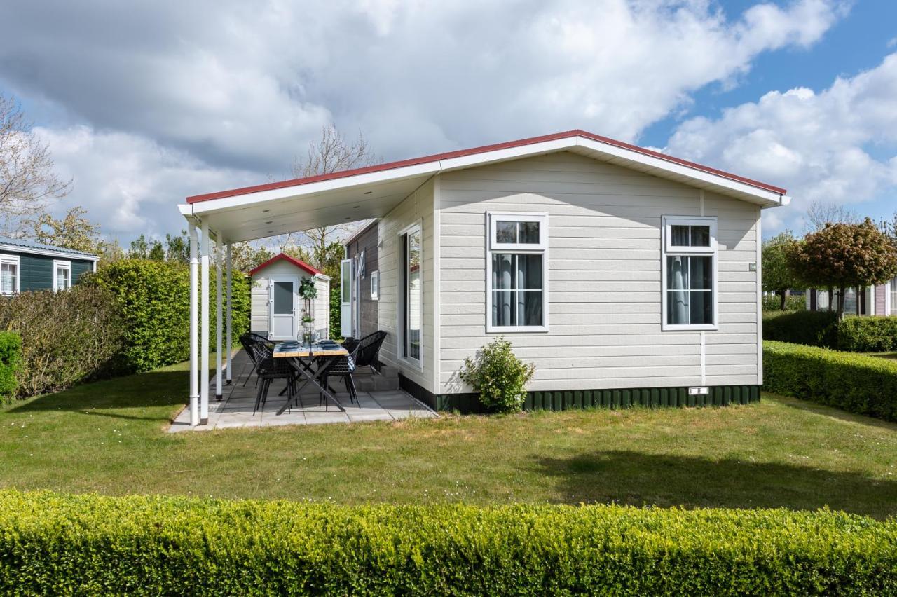 Luxe 5-persoons chalet op familiecamping Baarland Buitenkant foto